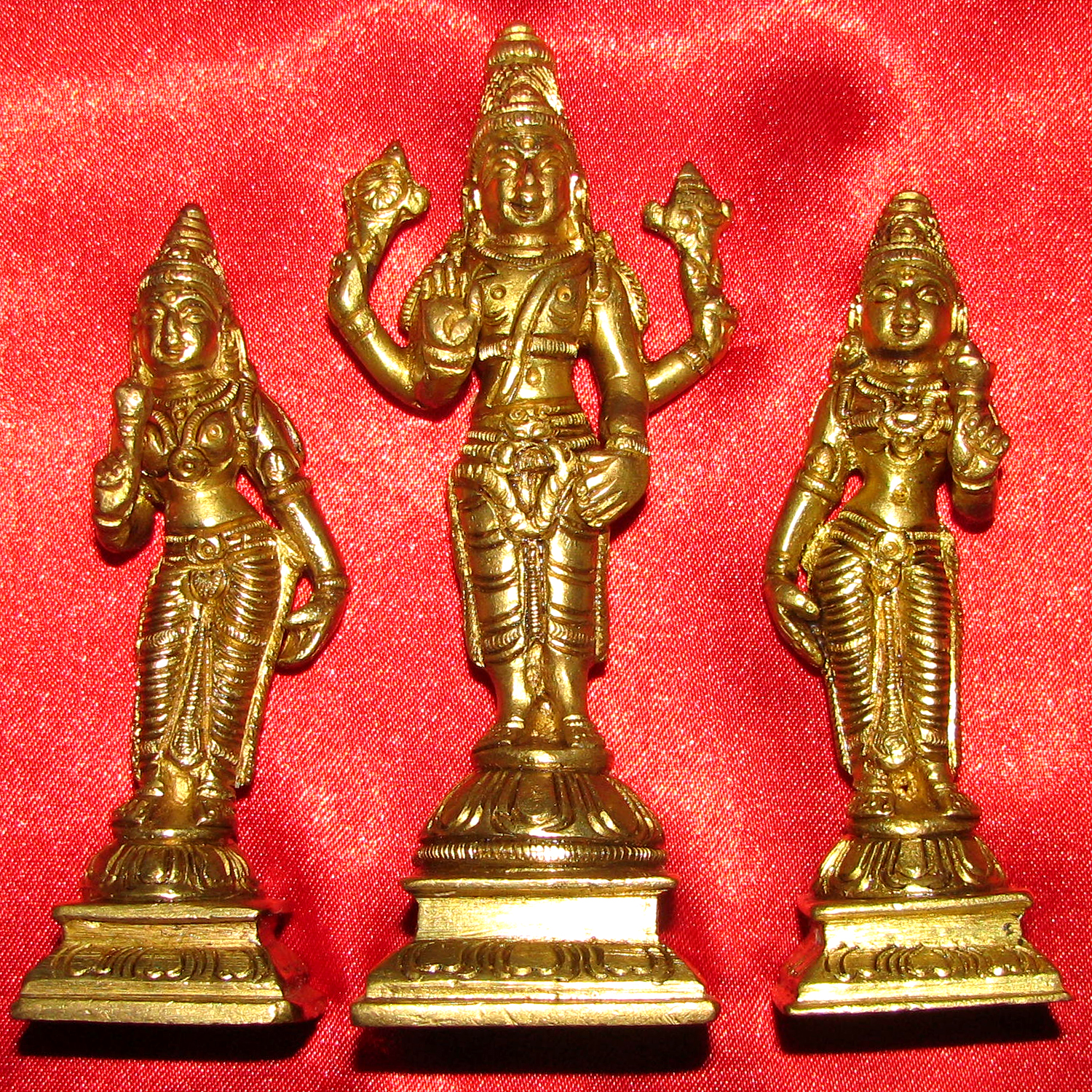 Venkateswara-Swamy-Vigraha-Vishnu-with-Sridevi-and-Bhudevi-Idol-in-Brass-5-Inch-S960668-1.jpg